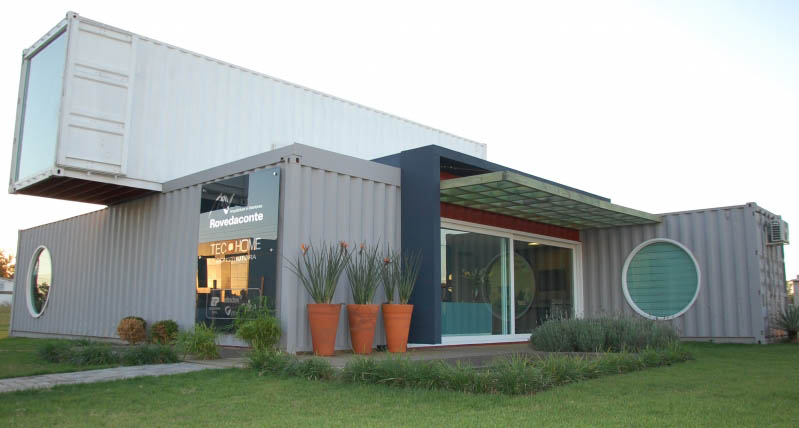 Caco Conte em sua sede construída com contêineres